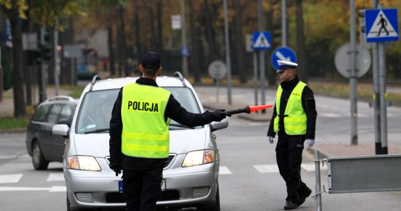 Ponad 6 tys. policjantów wyjedzie na drogi podczas akcji policji "Bezpieczny weekend - Boże Narodzenie". Akcja potrwa do niedzieli do godziny 22. Funkcjonariusze będą patrolować m.in. drogi wjazdowe i wyjazdowe z największych miast, sprawdzać trzeźwość kierowców, i to jak przewożone są dzieci. 