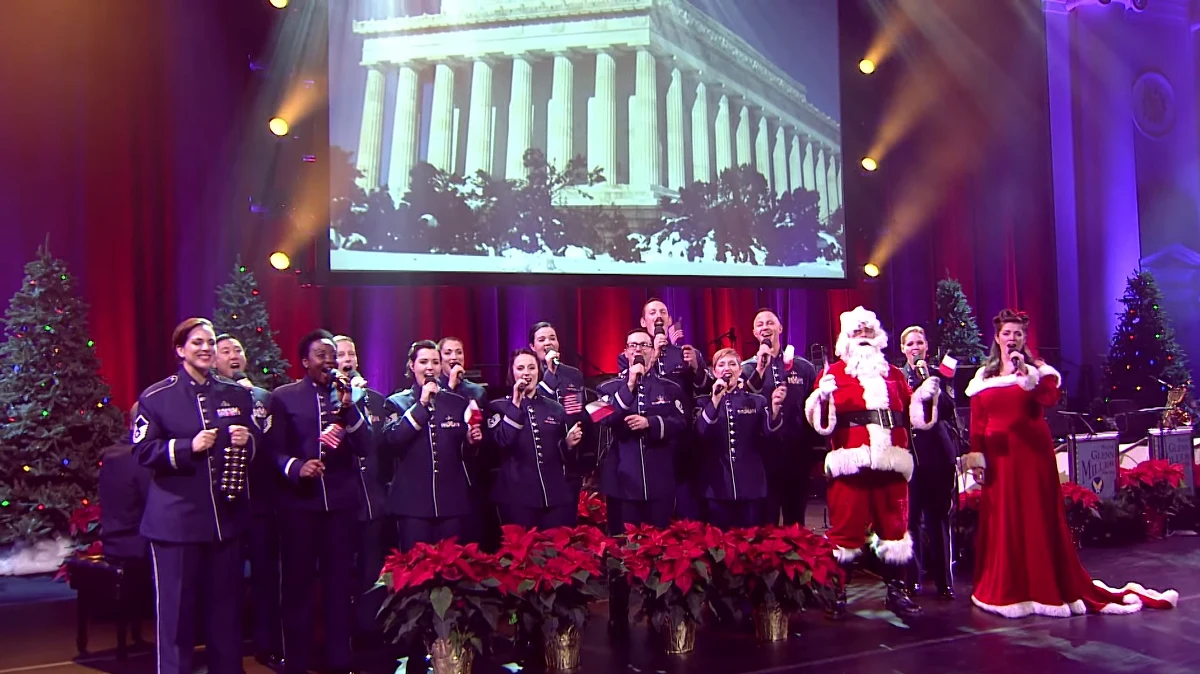 To już tradycja, że Ambasada USA w Warszawie co roku przed Bożym Narodzeniem przygotowuje dla Polaków wyjątkowe świąteczne życzenia – rok 2019 nie jest tu wyjątkiem. Tym razem do projektu zaangażowano żołnierzy z zespołu Singing Sergeants należącego do Orkiestry Sił Powietrznych Stanów Zjednoczonych. A ponieważ żołnierz to człowiek z definicji odważny… "Śpiewający Sierżanci" podjęli się wykonania popularnej za Oceanem piosenki "Jingle Bells"... po polsku! Zobaczcie!