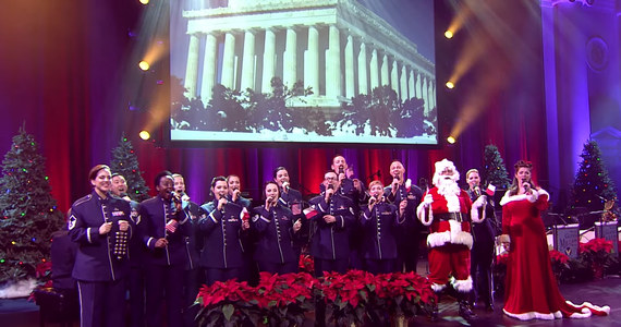 To już tradycja, że Ambasada USA w Warszawie co roku przed Bożym Narodzeniem przygotowuje dla Polaków wyjątkowe świąteczne życzenia – rok 2019 nie jest tu wyjątkiem. Tym razem do projektu zaangażowano żołnierzy z zespołu Singing Sergeants należącego do Orkiestry Sił Powietrznych Stanów Zjednoczonych. A ponieważ żołnierz to człowiek z definicji odważny… "Śpiewający Sierżanci" podjęli się wykonania popularnej za Oceanem piosenki "Jingle Bells"... po polsku! Zobaczcie!
