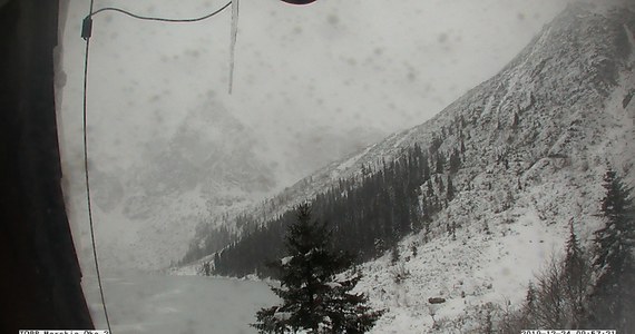 W Tatrach przybywa śniegu. Ratownicy TOPR ogłosili drugi, umiarkowany stopień zagrożenia lawinowego. Oznacza on, że wyzwolenie lawiny jest możliwe przy dużym obciążeniu, szczególnie na stromych stokach. Mało prawdopodobne jest natomiast samoistne zejście lawiny. 