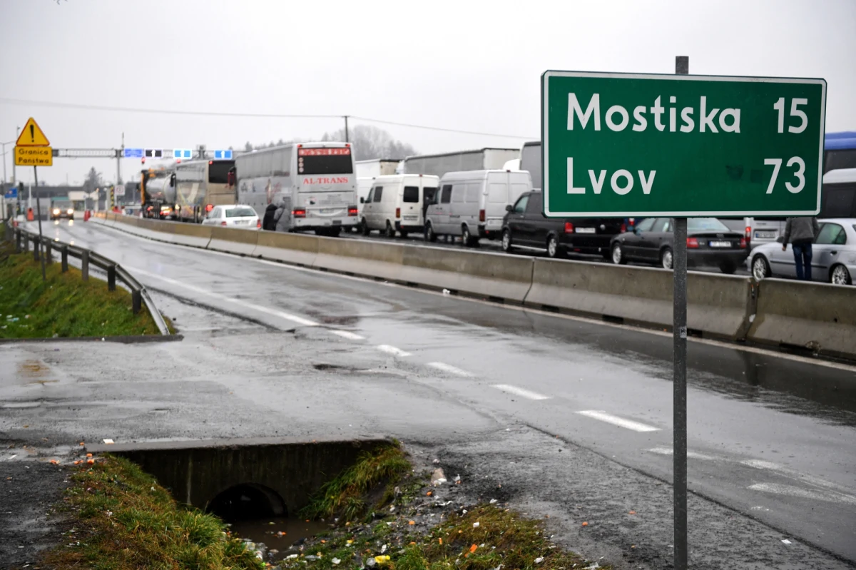 Potężne kolejki na przejściach granicznych z Ukrainą. W wigilijny poranek na wyjazd z Polski trzeba czekać nawet ponad 30 godzin.
