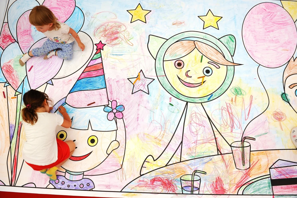 Odkąd pamiętam – poza „magicznym” czasem wczesnego dzieciństwa – miałam spory problem z pogodzeniem sensu Bożego Narodzenia z wręczaniem sobie prezentów. Nawet, gdy czekałam na rozpakowanie paczek czekających na mnie pod choinką. Nie wiem, kiedy zwyczaj ten tak się upowszechnił, że stał się świąteczną normą. 