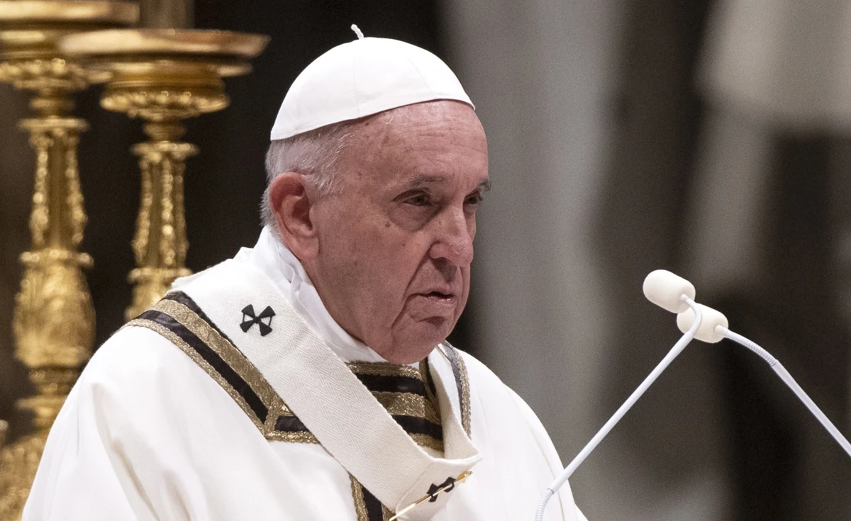 ​Papież Franciszek podczas pasterki w Watykanie wezwał: "Nie czekajmy, aż bliźni stanie się świetny aby czynić mu dobro, aż Kościół stanie się doskonały, żeby go miłować, aż inni będą nas poważali, byśmy im służyli". "To my zacznijmy"- apelował w homilii.