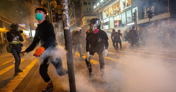 W wigilię Bożego Narodzenia doszło na ulicach Hongkongu do kolejnych starć prodemokratycznych demonstrantów z policją, których początkiem były pokojowe zgromadzenia świąteczne w centrach handlowych - informują lokalne media.
