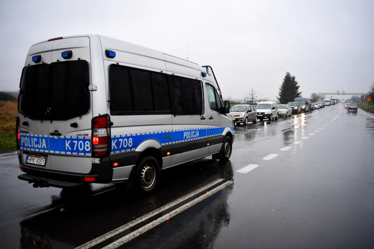 To była bardzo niebezpieczna wigilia na drogach: statystyki wypadków są znacznie gorsze niż te sprzed roku. Na trasach w całym kraju doszło wczoraj do 95 wypadków - rok wcześniej było ich 67. Więcej było w tym roku ofiar śmiertelnych i rannych. Policjanci zatrzymali również znacznie większą niż przed rokiem liczbę nietrzeźwych kierowców.