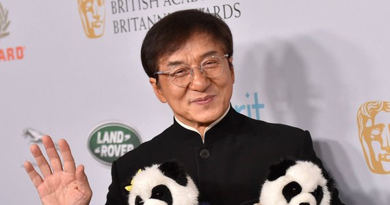 Popularny aktor Jackie Chan niemal utonął podczas zdjęć do swojego najnowszego filmu. Artysta podczas kręcenia jednej ze scen na morzu utknął pod kamieniem.