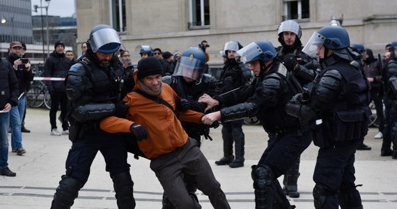 ​W święta Bożego Narodzenia strajkujący w wielu branżach we Francji wciąż mówią "nie" władzom chcącym przeprowadzić reformę systemu emerytalnego. Według bezpłatnego dziennika "20 Minutes" w Marsylii strajkujący kolejarze, dokerzy i "żółte kamizelki" zebrali się na wspólny posiłek wigilijny.