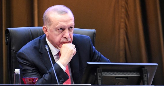 Prezydent Turcji Recep Tayyip Erdogan, który przybył do Tunezji z niezapowiedzianą wizytą, ogłosił podczas konferencji prasowej z udziałem prezydenta Tunezji Kaisa Saieda, że oba kraje uczynią wszystko, by doprowadzić do zawieszenia broni w Libii.
