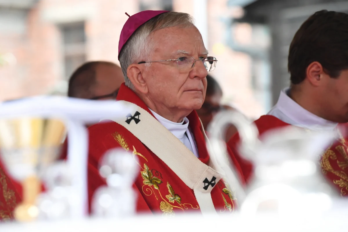 "Ekologizm" jest sprzeczny "z tym wszystkim, co jest zapisane w Biblii, począwszy od pierwszych rozdziałów Księgi Rodzaju (…) tam jest wyraźnie powiedziane: ‘Czyńcie sobie ziemię poddaną’" - mówił w wywiadzie dla Telewizji Republika metropolita krakowski abp Marek Jędraszewski. Odnosząc się do postaci nastoletniej aktywistki Grety Thunberg, stwierdził, że "staje się już jakby wyrocznią dla wszystkich sił politycznych, społecznych, jak należy myśleć i w konsekwencji: jak należy postępować". Ocenił również, że próba narzucania przez "te nowe ruchy" swoich idei "jak obowiązującej doktryny - to już jest coś, co jest bardzo niebezpieczne".