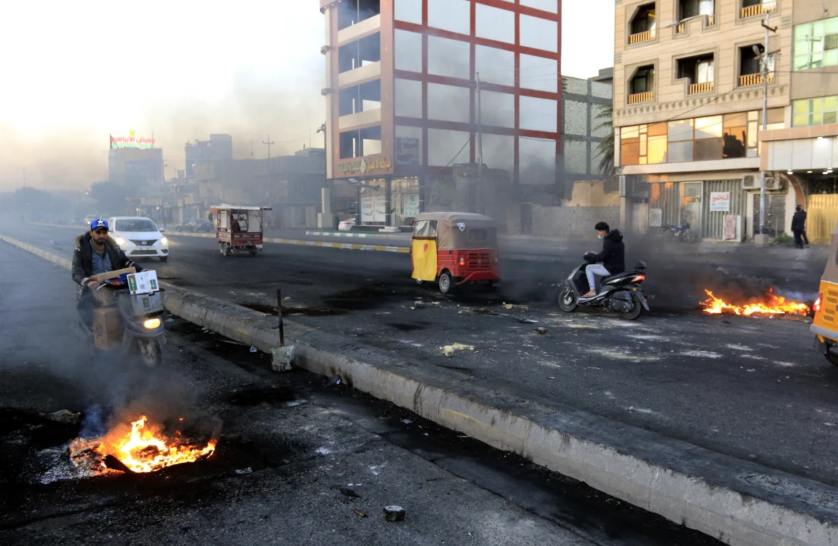 Po zgonie irackiego działacza politycznego, który zmarł wskutek obrażeń doznanych w zamachu bombowym, demonstranci zaatakowali i podpalili biura kilku partii szyickich w mieście Diwanija na południe od Bagdadu - poinformowali świadkowie wydarzenia.