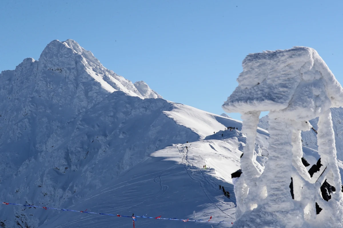 Wszystkie tatrzańskie szlaki turystyczne są pokryte świeżą warstwą śniegu. Warunki do uprawiania turystyki są trudne, szlaki w wielu miejscach są nieprzetarte - informuje Tatrzański Park Narodowy.