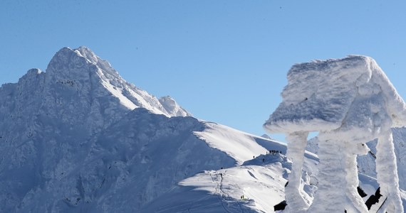 Wszystkie tatrzańskie szlaki turystyczne są pokryte świeżą warstwą śniegu. Warunki do uprawiania turystyki są trudne, szlaki w wielu miejscach są nieprzetarte - informuje Tatrzański Park Narodowy.