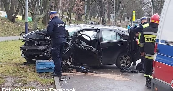 Policjanci z Krakowa szukają świadków tragicznego wypadku, do którego doszło w Boże Narodzenie tuż przed południem przy ul. Nagłowickiej w Nowej Hucie. Zginął tam 25-letni mężczyzna.