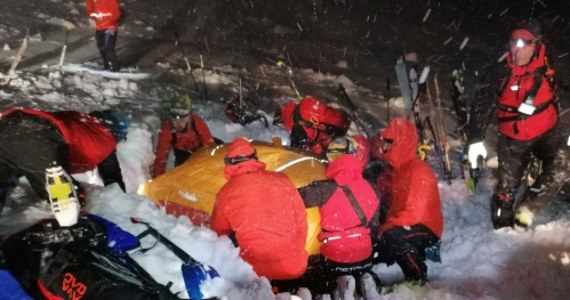 Co najmniej dwie osoby zostały ranne po zejściu lawiny w szwajcarskim ośrodku narciarskim Andermatt. Trzy lawiny zeszły też w austriackim Ankogel - poinformowała policja. Służby ratunkowe poszukują osób, które mogą znajdować się pod śniegiem.