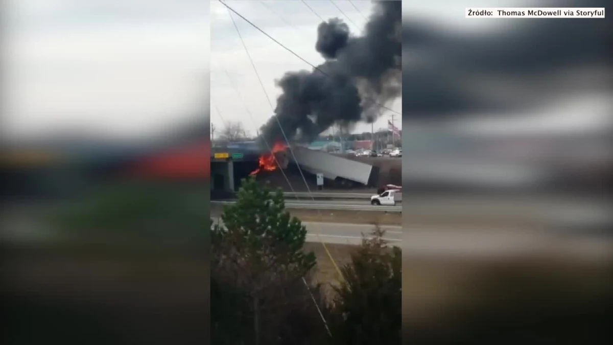 Ciężarówka stanęła w płomieniach po tym jak wypadła z drogi i uderzyła w wiadukt. Do wypadku doszło na autostradzie US-23 w stanie Michigan. Katastrofa sprawiła, że droga musiała zostać zamknięta na kilka godzin. Ze zniszczonego pojazdu przez długi czas wydobywał się czarny dym i płomienie. Według lokalnych mediów kierowca doznał lekkich obrażeń.