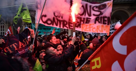 Protest przeciw reformie emerytalnej we Francji trwa od 23 dni i jest to najdłuższy strajk od 1995 roku. Premier Alain Juppe wycofał się z podobnej reformy po protestach, które trwały od 24 listopada do 15 grudnia 1995 roku.
