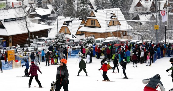 Na Podhalu panują doskonałe warunki narciarskie. Czynne są wszystkie stacje narciarskie, choć niektóre trasy są nadal zamknięte i sztucznie dośnieżane. W Zakopanem leży około 25 cm śniegu i ciągle go przybywa. Trasy na Kasprowym Wierchu mają ruszyć z początkiem stycznia – dowiedziała się nieoficjalnie PAP.