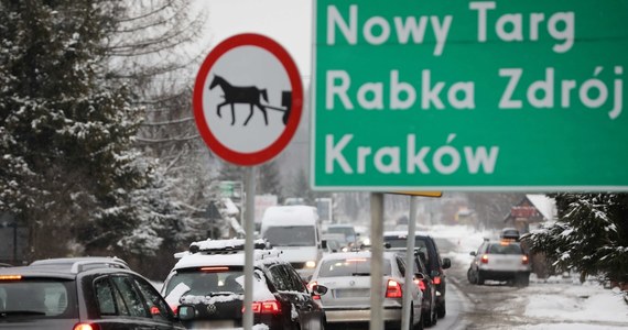 Turyści, którzy spędzali święta pod Tatrami, w piątek masowo wyruszyli w drogę powrotną do domów. Na zakopiance tworzą się gigantyczne korki.