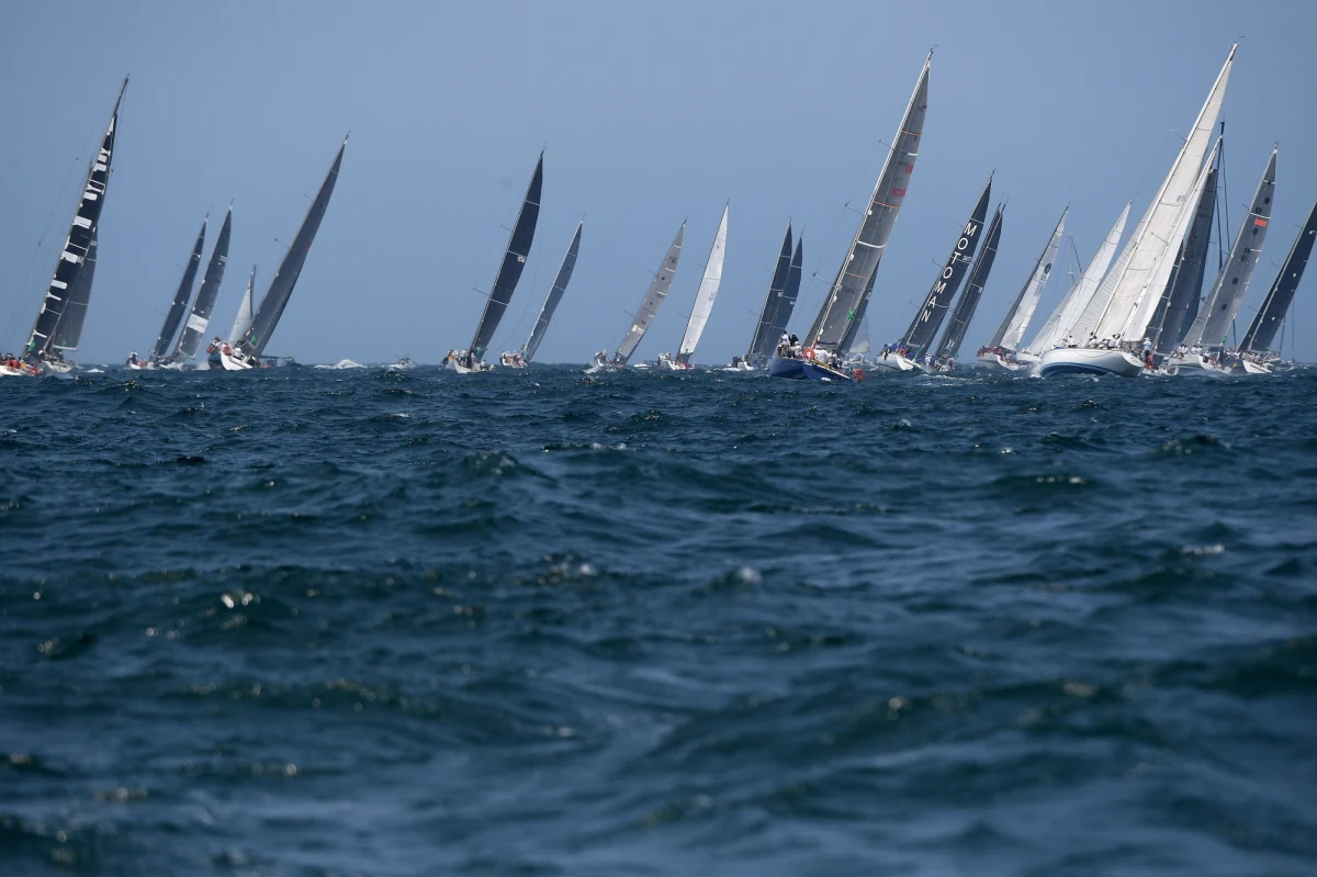 Australijski jacht "Comanche", ze skipperami Jimem Cooneyem i jego żoną Samanthą Grant, wygrał jubileuszową 75. edycję regat Sydney-Hobart. Na 12. pozycji płynie pod polską banderą "Maserati", który ma jeszcze około 100 mil do mety.