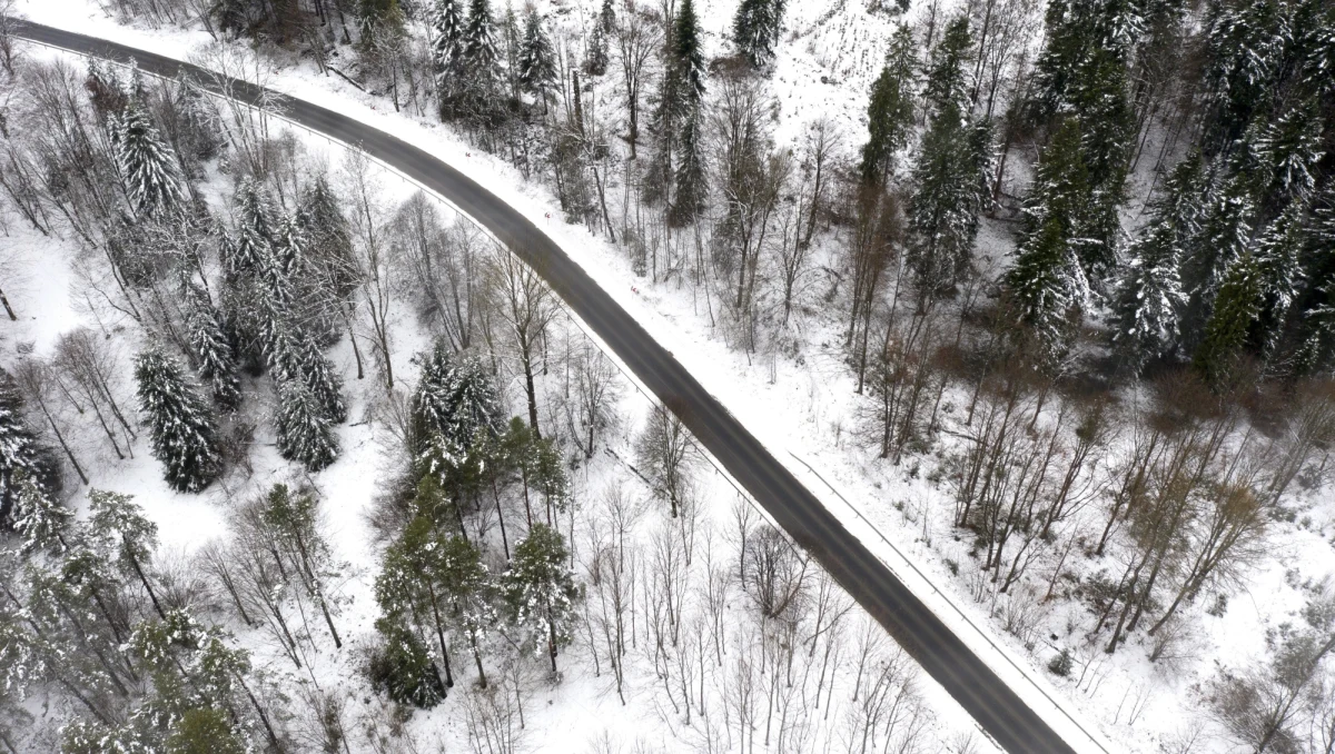 W komunikatach instytut informuje, że w wielu punktach pomiarowych temperatura przy gruncie spadła poniżej 0°C, co w połączeniu z mokrą powierzchnią dróg może powodować lokalne oblodzenia. Dodatkowo w niektórych miejscach prognozowany jest dalszy spadek temperatury.