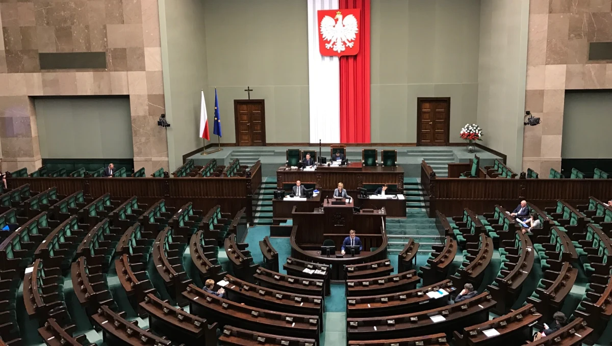 Gdyby wybory parlamentarne odbyły się dziś, na PiS zagłosowałoby ponad 43 proc. wyborców - wynika z sondażu przeprowadzonego przez Instytut Badań Pollster dla "Super Expressu". Koalicja Obywatelska mogłaby liczyć na 25 proc. poparcia, a Lewica na 14 proc.