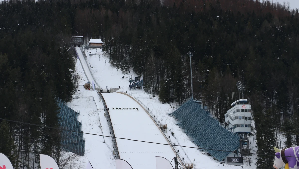 Na Wielkiej Krokwi imienia Stanisława Marusarza w Zakopanem podczas treningu kadry juniorów kontuzji doznał Mateusz Gruszka. 18-latek upadł przy lądowaniu.