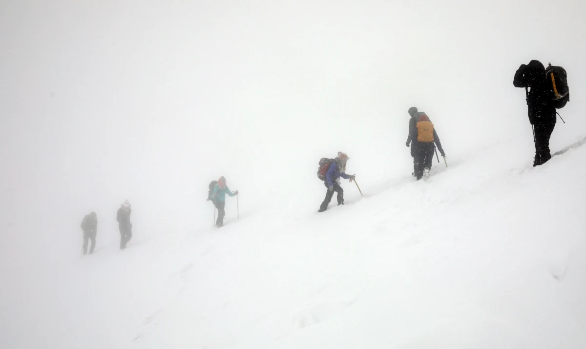Ratownicy TOPR ogłosili w Tatrach trzeci, znaczny stopień zagrożenia lawinowego. Ratownicy apelują, by nie wychodzić w wyższe partie gór, na szlaki powyżej schronisk. Z kolei w Bieszczadach i Karkonoszach obowiązuje pierwszy stopień zagrożenia lawinowego.