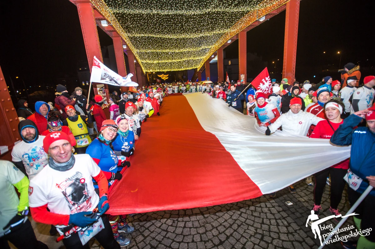 Bieg Powstania Wielkopolskiego, który w piątek odbył się w Poznaniu, wystartował bez wymaganej ostatecznej zgody - podała policja. Funkcjonariusze zapowiadają wyciągnięcie wobec organizatora biegu konsekwencji prawnych. Seweryn Stuła ze Stowarzyszenia "Bieg Powstania Wielkopolskiego" powiedział PAP, że bieg "niefortunnie wystartował kilkadziesiąt sekund za szybko", ale biegacze pokonali odpowiednio przygotowaną i zabezpieczoną trasę.