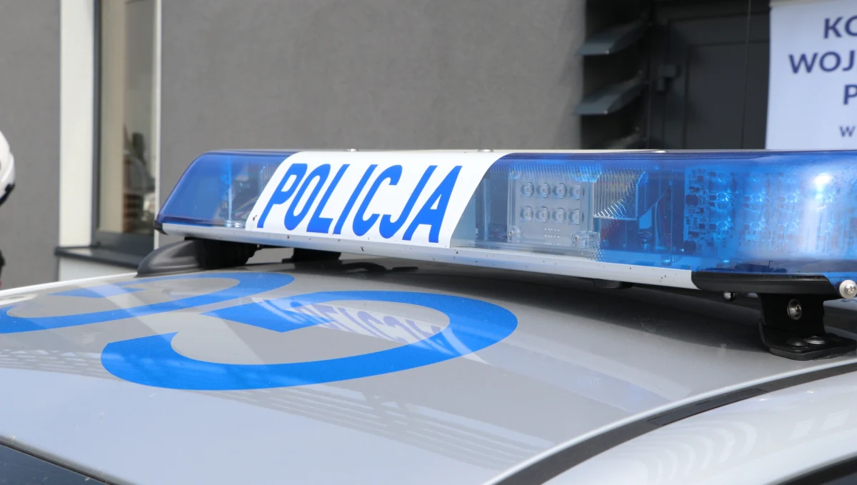 Ciało mężczyzny z ranami kłutymi zostało znalezione w nocy przed jednym z bloków w małopolskich Gorlicach. 