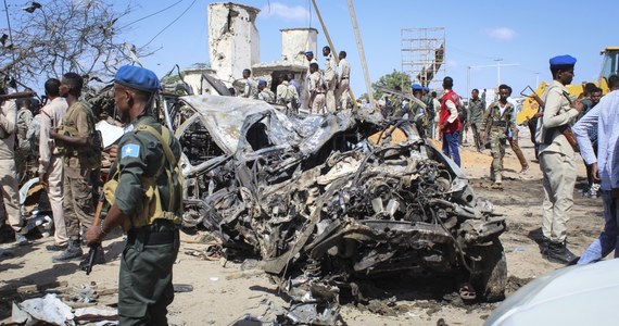 Co najmniej 90 osób zginęło w sobotę rano w wyniku eksplozji samochodu pułapki na zatłoczonym punkcie kontroli w stolicy Somalii, Mogadiszu. Był to jeden z najtragiczniejszych ataków w ostatnich latach w tym kraju.