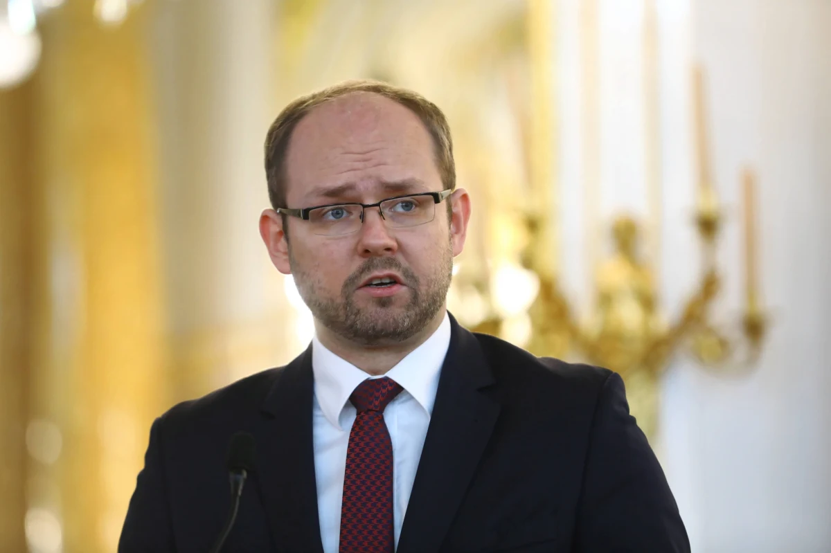 Gotowi jesteśmy tłumaczyć rosyjskim dyplomatom prawdę historyczną tak długo, jak będzie trzeba. Do czasu, kiedy pogodzą się z tym, że świat nie zapomni paktu Ribbentrop–Mołotow i parady sowiecko-hitlerowskiej w Brześciu - napisał na Twitterze wiceminister spraw zagranicznych Marcin Przydacz.