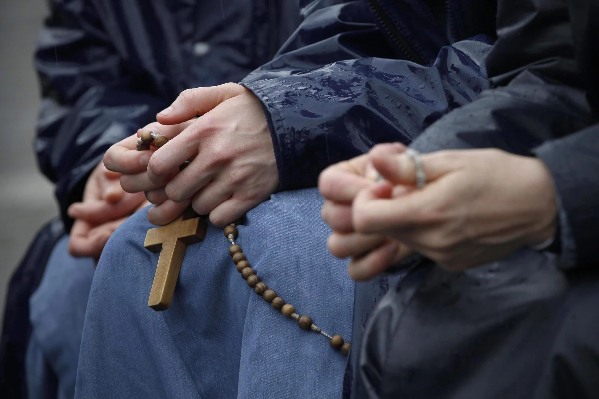 Kobiety w Kościele, czasem także w Watykanie, bywają dyskryminowane, postrzegane jako osoby o "mniejszych wartościach intelektualnych i zawodowych" - taka ocena znalazła się na łamach watykańskiego dziennika "L'Osservatore Romano".