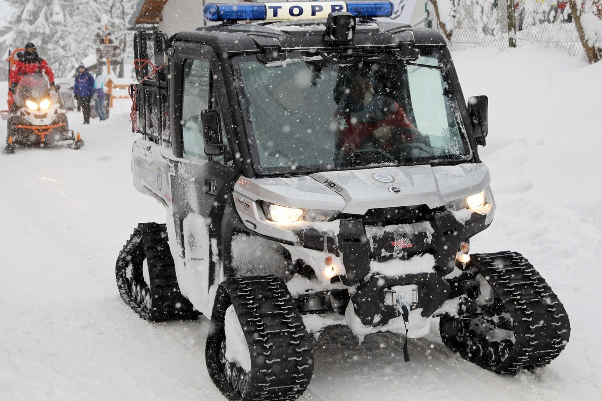 Szczęśliwy finał obu akcji ratunkowych w Tatrach. Ratownicy po kilkunastu godzinach przedzierania się przez zaspy dotarli do czwórki turystów, którzy utknęli na Suchych Czubach Kondrackich. Natomiast Litwin, który wezwał pomocy znad Zmarzłego Stawu, jest już w pobliżu schroniska. 