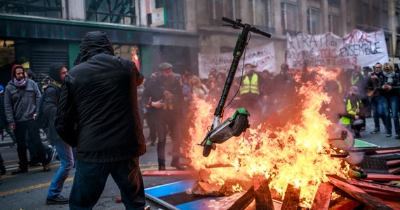 W wielu miastach Francji odbyły się w sobotę manifestacje przeciw rządowej reformie systemu emerytalnego. W Paryżu, gdzie pochód związkowy połączył się z marszem „żółtych kamizelek”, doszło do starć z policją.