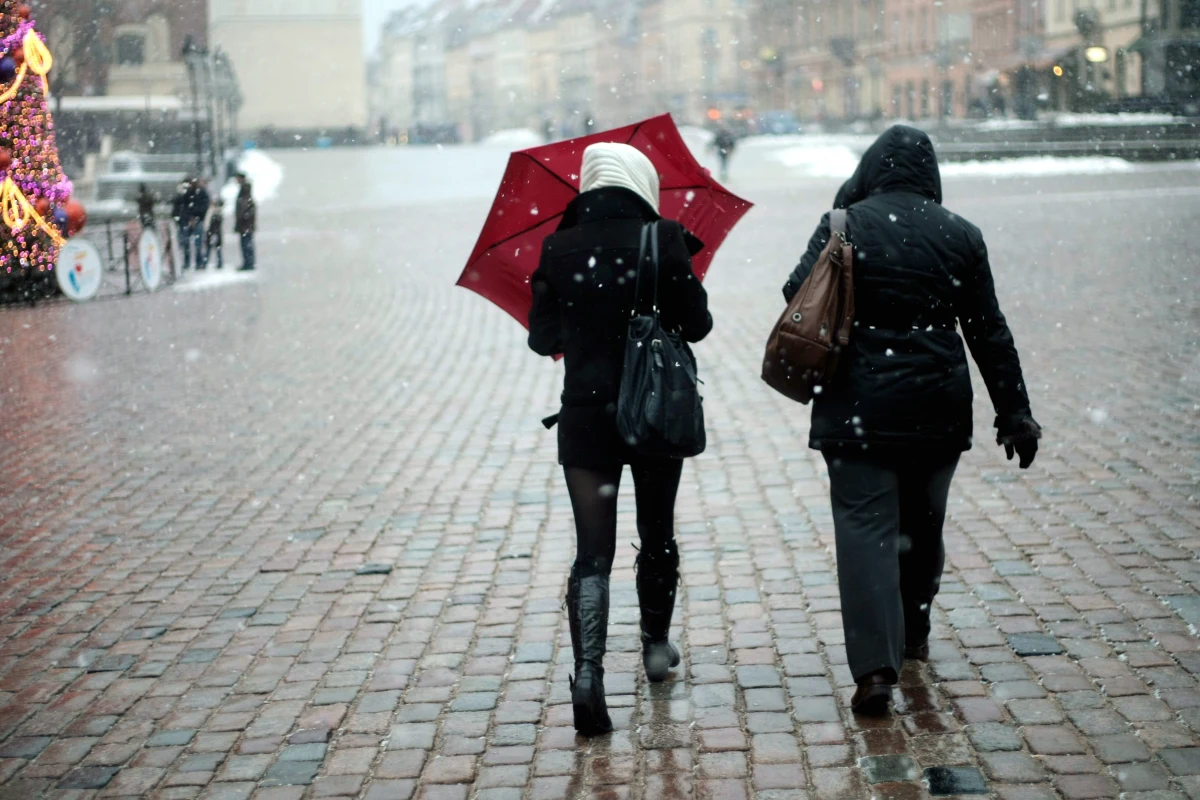 Opady marznącego deszczu powodującego gołoledź wystąpią niemal w połowie Polski i potrwają przynajmniej do środy – wynika z orientacyjnej prognozy zagrożeń opublikowanej przez Instytut Meteorologii i Gospodarki Wodnej (IMGW).