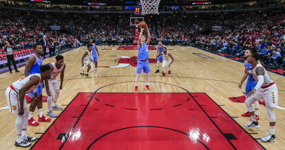 Luka Doncić po raz dziewiąty w tym sezonie uzyskał tzw. triple-double i poprowadził Dallas Mavericks do wyjazdowej wygranej 141:121 nad Golden State Warriors w jednym z czternastu sobotnich meczów ligi koszykówki NBA. Goście aż 24-krotnie trafili za trzy punkty.