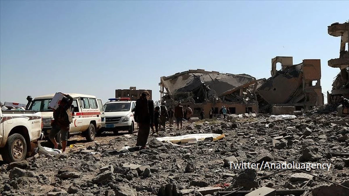 Co najmniej 5 osób zginęło w niedzielę, gdy prawdopodobnie rebelianci z ruchu Huti wystrzelili pocisk podczas parady wojskowej w mieście Ad-Dali na południu Jemenu, zorganizowanej z okazji zakończenia szkolenia wojskowego - poinformowała stacja telewizyjna al-Arabija.