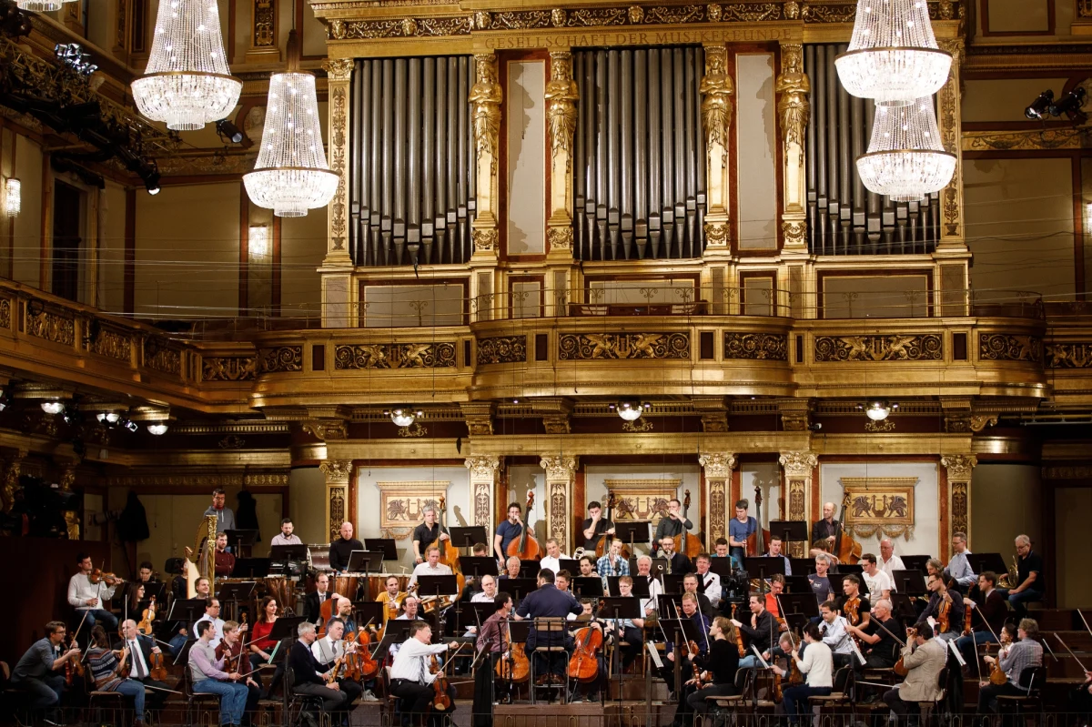 To tuż tradycja, że 1 stycznia Filharmonicy Wiedeńscy dają Koncert Noworoczny w słynnej Złotej Sali Musikverein. W tym roku poprowadzi ich ceniony łotewski dyrygent Andris Nelsons.