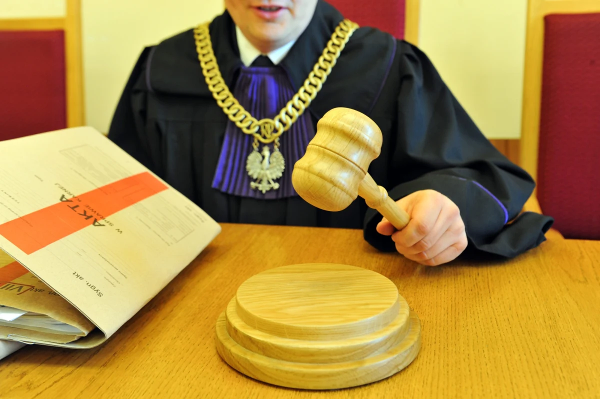 Ustawa dyscyplinująca sędziów ograniczy ich niezawisłość, mimo to zwolenników jej wprowadzenia jest minimalnie więcej niż przeciwników - wynika z sondażu IBRiS dla "Dziennika Gazety Prawnej" i RMF FM. Badanie pokazuje również, że Polacy nie mają dobrego zdania o działalności sędziów i sądów. 