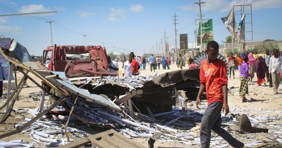 W atakach powietrznych na bojowników islamistycznego ugrupowania Al-Szabab w Somalii wzięły udział amerykańskie drony - poinformowało w nocy dowództwo regionalne sił zbrojnych USA w Afryce (Africom). Ataki były odwetem za sobotni zamach w stolicy Somalii, Mogadiszu, w którym zginęło blisko 100 osób, a ponad 120 zostało rannych.