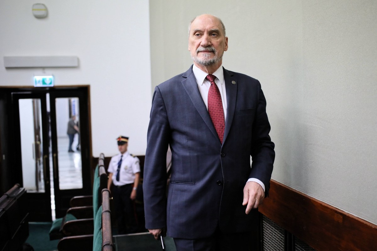 "Ostatnie wypowiedzi Prezydenta Putina mają charakter agresji politycznej wobec Państwa Polskiego i są kolejną zapowiedzią działań zmierzających do zniszczenia obecnego ładu politycznego w Europie, a szczególnie sojuszu polsko-amerykańskiego oraz porozumienia Europy Środkowej - Trójmorza" - pisze poseł PiS Antoni Macierewicz w oświadczeniu, wydanym w reakcji na ostatnie głośne wypowiedzi Władimira Putina. Rosyjski prezydent oskarżył Polskę o współpracę z niemieckimi nazistami, popieranie antysemickiej polityki Adolfa Hitlera i współodpowiedzialność za wybuch II wojny światowej. W oświadczeniu Macierewicz pisze również o Donaldzie Tusku prowadzącym "do dziś tajne rozmowy z Putinem" i odwołuje się do katastrofy smoleńskiej.