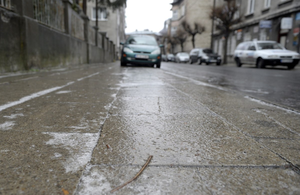 Uwaga na opady marznącego deszczu oraz mżawki, które mogą spowodować gołoledź. Instytut Meteorologii i Gospodarki Wodnej wydał ostrzeżenia pierwszego stopnia dla jedenastu województw.
