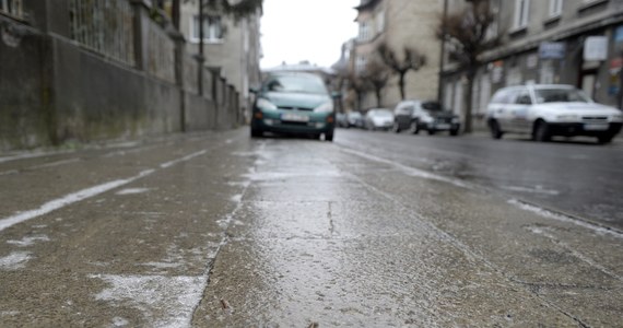 Uwaga na opady marznącego deszczu oraz mżawki, które mogą spowodować gołoledź. Instytut Meteorologii i Gospodarki Wodnej wydał ostrzeżenia pierwszego stopnia dla jedenastu województw.