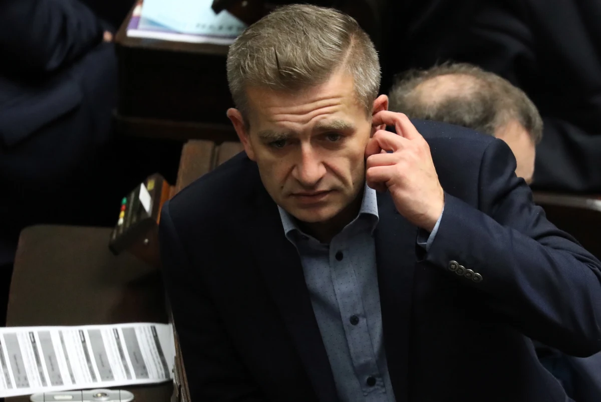 "Platformie potrzebna jest nowa energia. Musimy być każdego dnia na ulicach, wśród ludzi. (…) Platforma musi być ponownie partią tętniącą życiem (…) musi być jak bardzo dobry, zgrany zespół sportowy, w którym każdy ma określoną rolę i pracę do wykonania" - tak Bartosz Arłukowicz odpowiada na łamach "Rzeczpospolitej" na pytanie o to, dlaczego zdecydował się wystartować w wyborach na szefa Platformy Obywatelskiej. O dotychczasowym przewodniczącym Grzegorzu Schetynie mówi, że "wykonał bardzo dużo ciężkiej pracy i trzeba to docenić", ale uważa, że nadszedł "moment, w którym zmiany są niezbędne, abyśmy na nowo zaczęli wygrywać wybory".