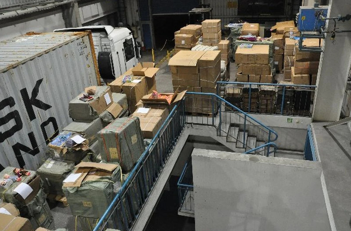 Ponad 28 tysięcy sztuk podrobionych zabawek znanych światowych producentów zatrzymali funkcjonariusze lubuskiego oddziału Krajowej Administracji Skarbowej. Towar przewoził kierowca TIR-a z portu w Hamburgu do jednej z warszawskich firm. Gdyby te zabawki, jako oryginały trafiły na półki sklepowe nieuczciwy importer zgarnąłby prawie dwa miliony złotych.