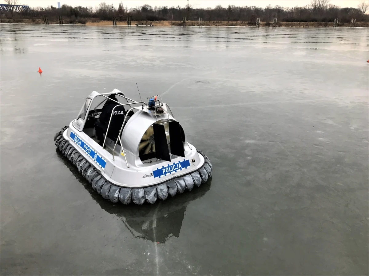 Jak poinformowały służby: znaleziono ciało poszukiwanego od wczoraj wędkarza. Rano wznowione zostały działania strażaków i policji na jeziorze Gielądzkim koło Mrągowa w woj. warmińsko-mazurskim. Wczoraj przewróciła się tam łódź z dwoma wędkarzami. Jednemu z mężczyzn udało się dopłynąć do brzegu i powiadomić służby. 