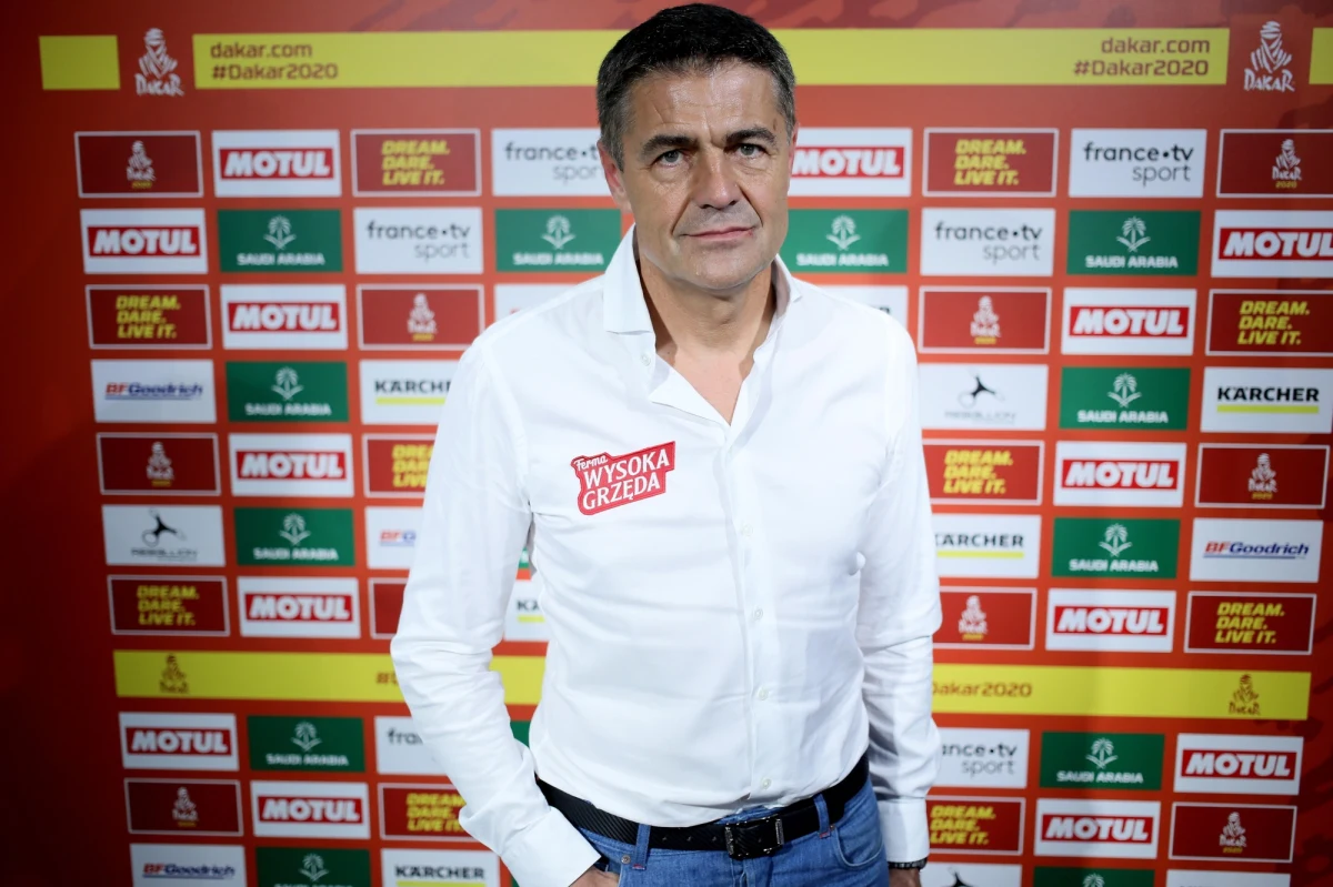 42 lata temu zaczynali na Saharze. Później była Ameryka Południowa. Teraz najtrudniejszy rajd świata zawita do Arabii Saudyjskiej. Chodzi oczywiście o Rajd Dakar, który co roku rozgrzewa fanów motorsportu. Teraz będzie jeszcze ciekawiej, bo rajdowcy odwiedzą zupełnie nowe i nieznane im pustynne tereny na Półwyspie Arabskim. Pytanie jednak, czy będzie bezpiecznie, bo Półwysep Arabski nie jest najspokojniejszym miejscem na świecie.