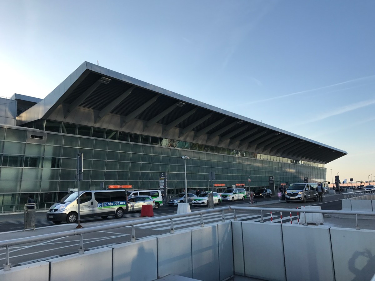 Samolot linii Enter Air, lecący z Warszawy na Wyspy Kanaryjskie, musiał awaryjnie zawrócić do stolicy. Jak dowiedział się reporter Krzysztof Zasada, ok. godz. 10:30 maszyna bezpiecznie wylądowała na lotnisku Chopina. Informację o kłopotach samolotu dostaliśmy na Gorącą Linię RMF FM. 
