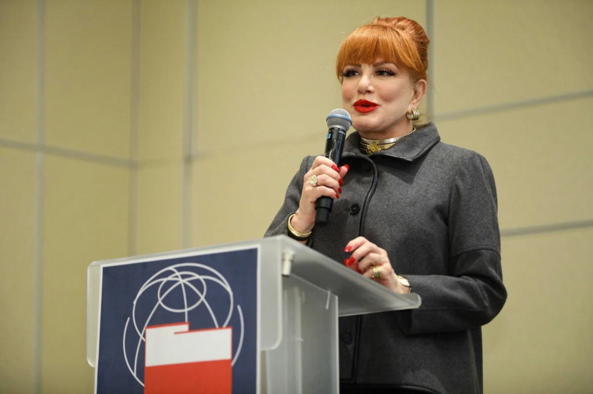 Ambasador USA w Polsce Georgette Mosbacher reaguje na ostatnie skandaliczne wypowiedzi Władimira Putina nt. Polski. Rosyjski prezydent m.in. obarczył Warszawę współodpowiedzialnością za wywołanie II wojny światowej. "Drogi Prezydencie Putin, to Hitler i Stalin zmówili się, aby rozpocząć II wojnę światową" - napisała Mosbacher w poście na Twitterze.