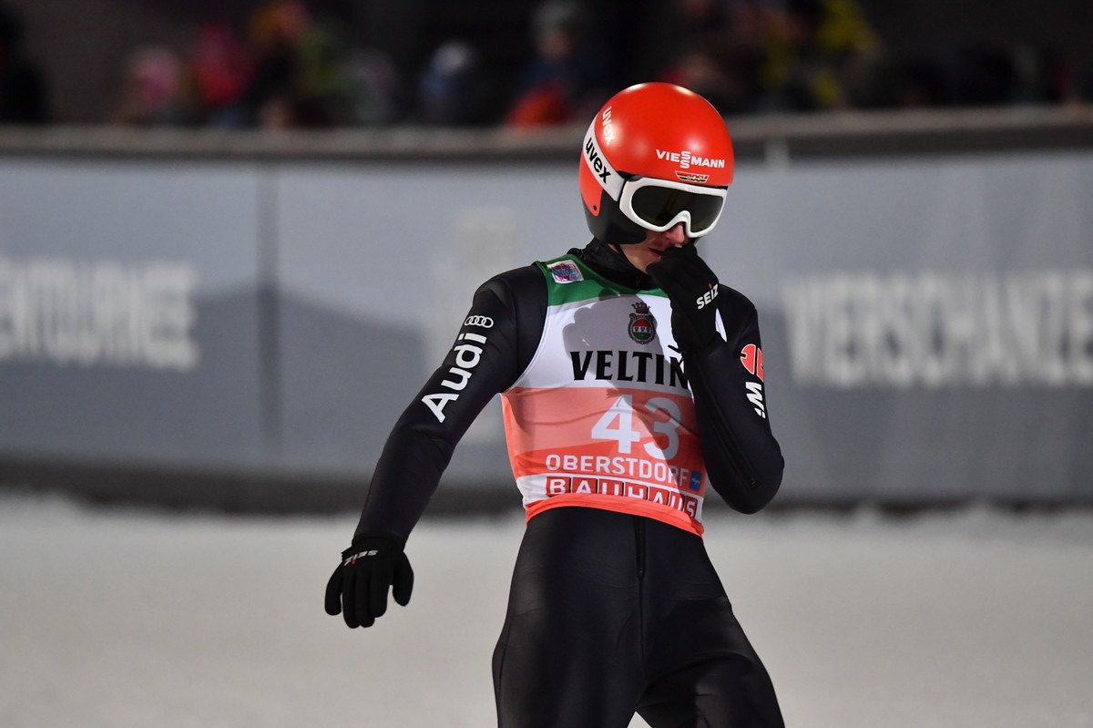 Richard Freitag zakończył już udział w obecnej edycji Turnieju Czterech Skoczni - poinformował trener Niemców Stefan Horngacher. 28-letni zawodnik odpadł w kwalifikacjach pierwszej odsłony zmagań w Oberstdorfie i zabrakło go w obsadzie niedzielnych zawodów.